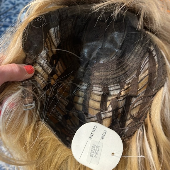 Beautiful long Blonde wig with bangs - Picture 7 of 9